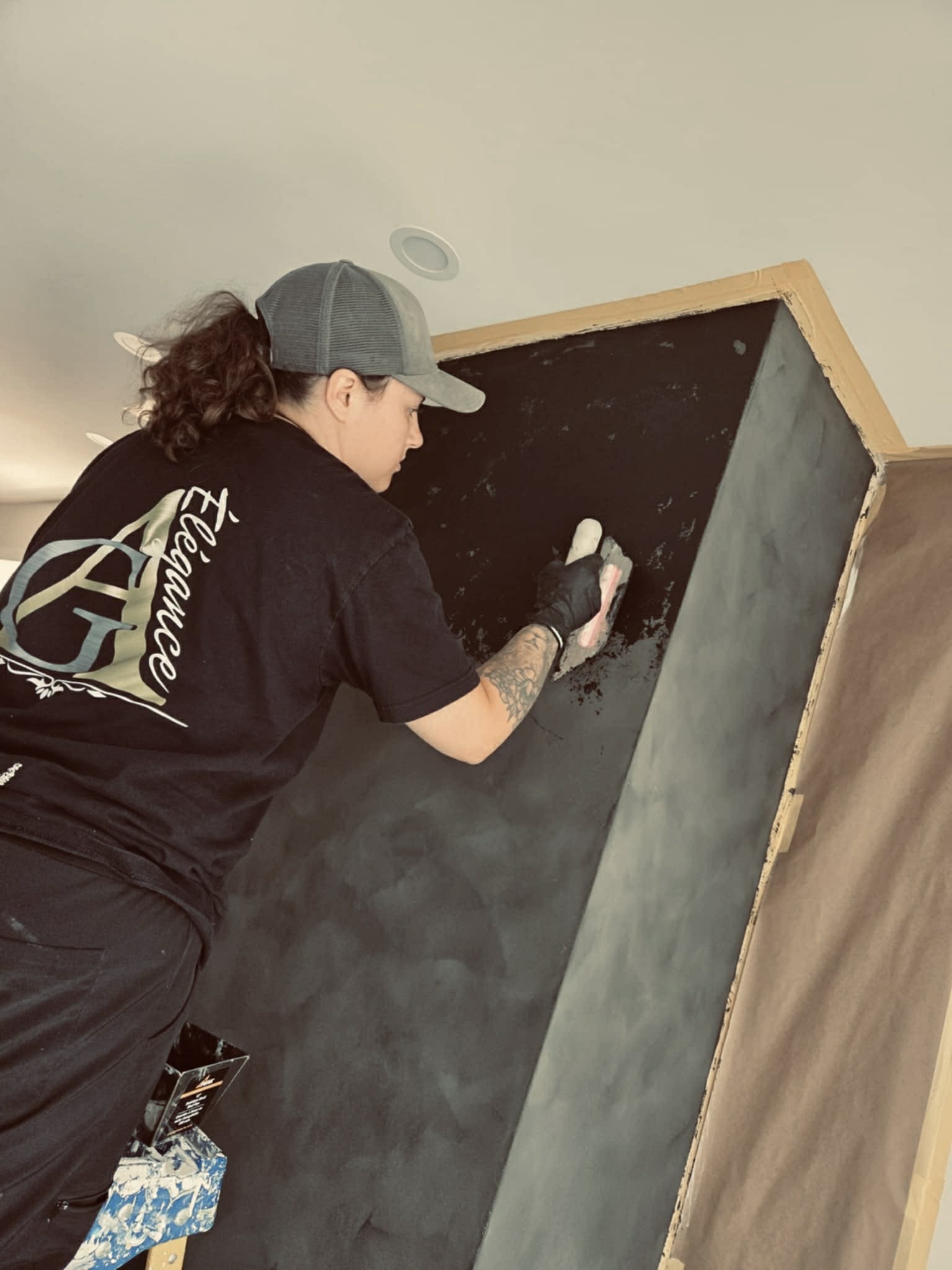 Mur décoratif en enduit noir texturé réalisé au Québec