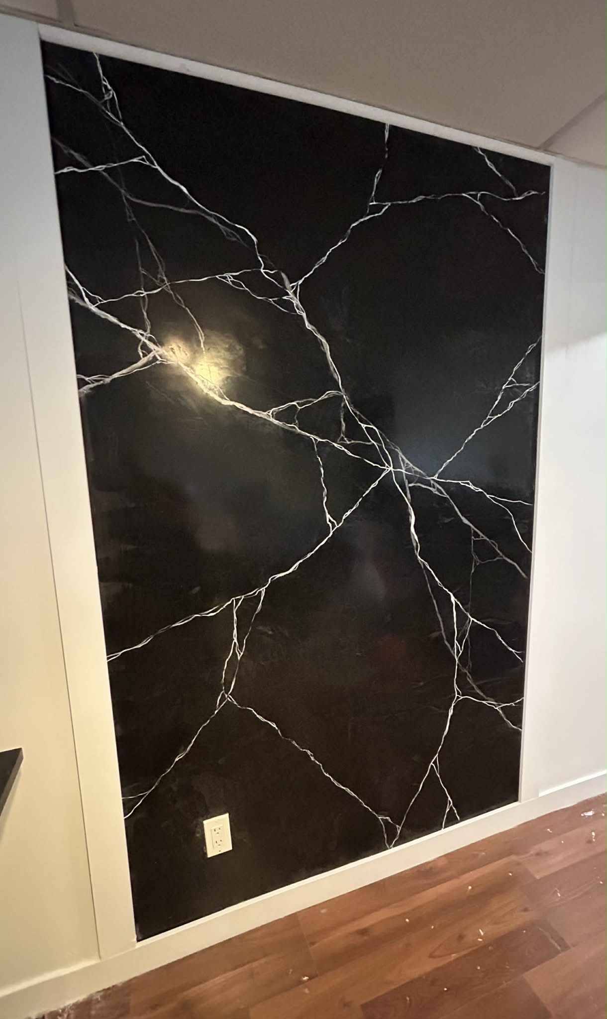 Mur décoratif effet marbre noir et blanc en plâtre vénitien au Québec