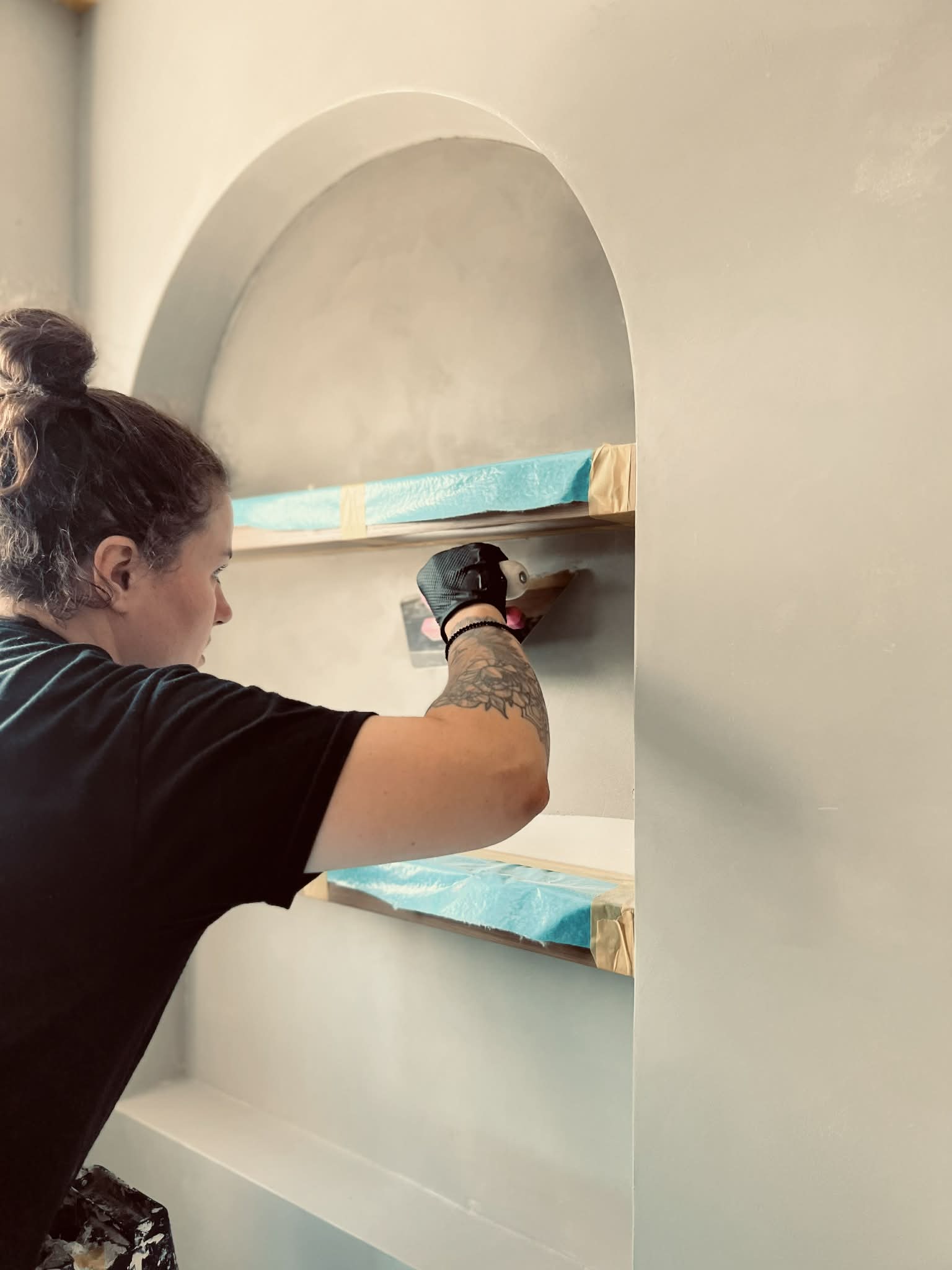 Application de micro-ciment dans une niche murale au Québec